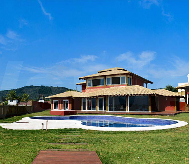 Casa na praia em condomínio no Guarujá, litoral de São Paulo.