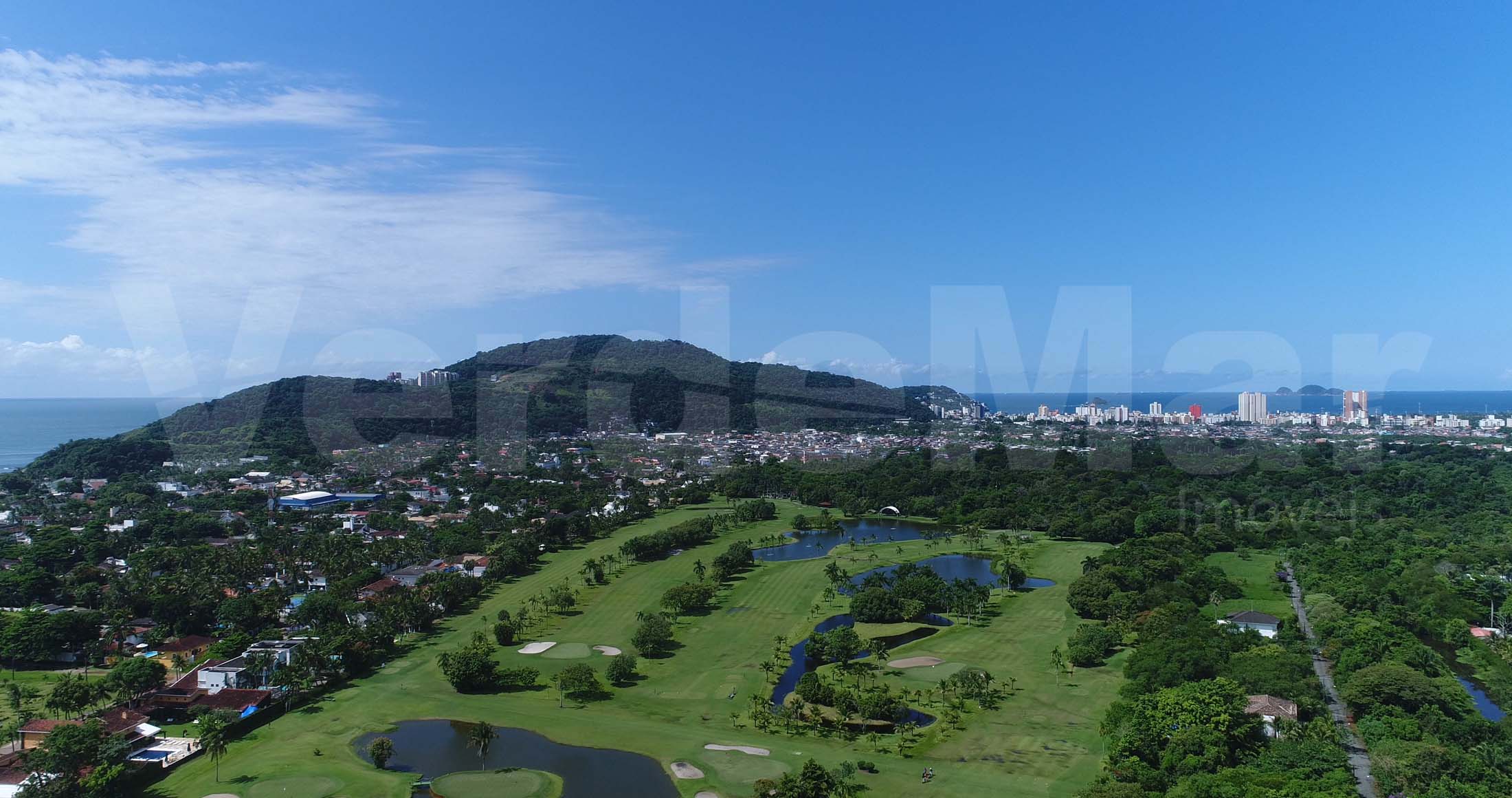 Cercada pelo verde do Golf Clube Guarujá no litoral paulista, essa linda casa de praia esbanja estilo.