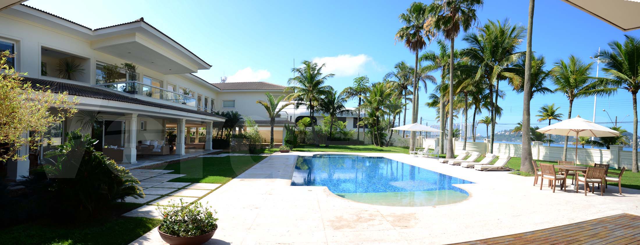 Casas à venda na praia com jardins espaçosos, muito luxo e beleza por toda parte.