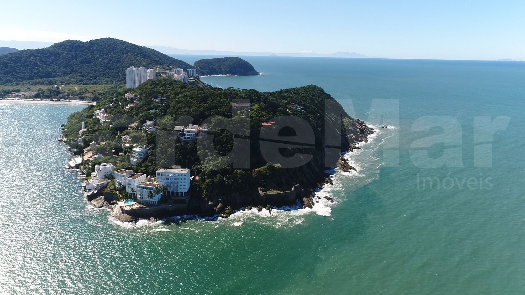 O mar aberto abraça o Condomínio Península no Guarujá