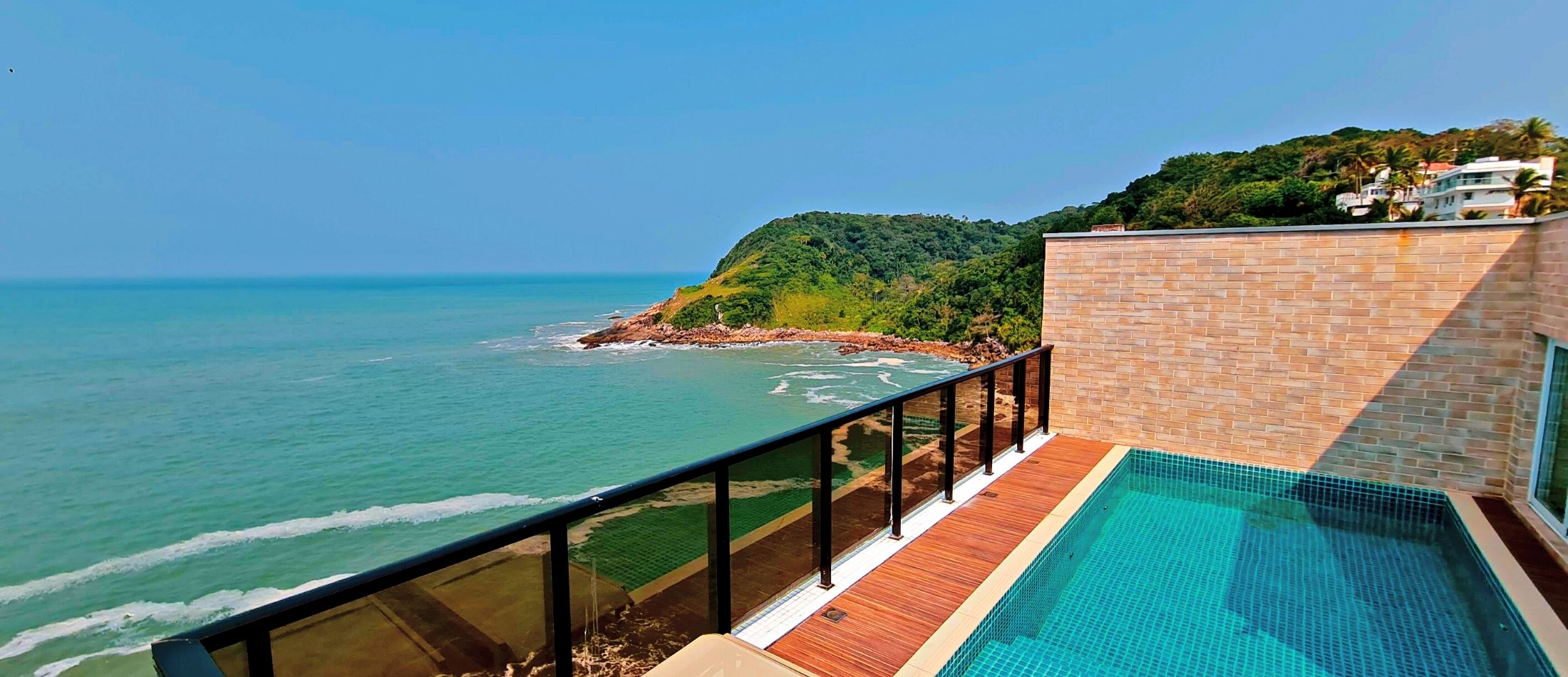 Coberturas a venda no Guarujá com vista panorâmica para o mar.