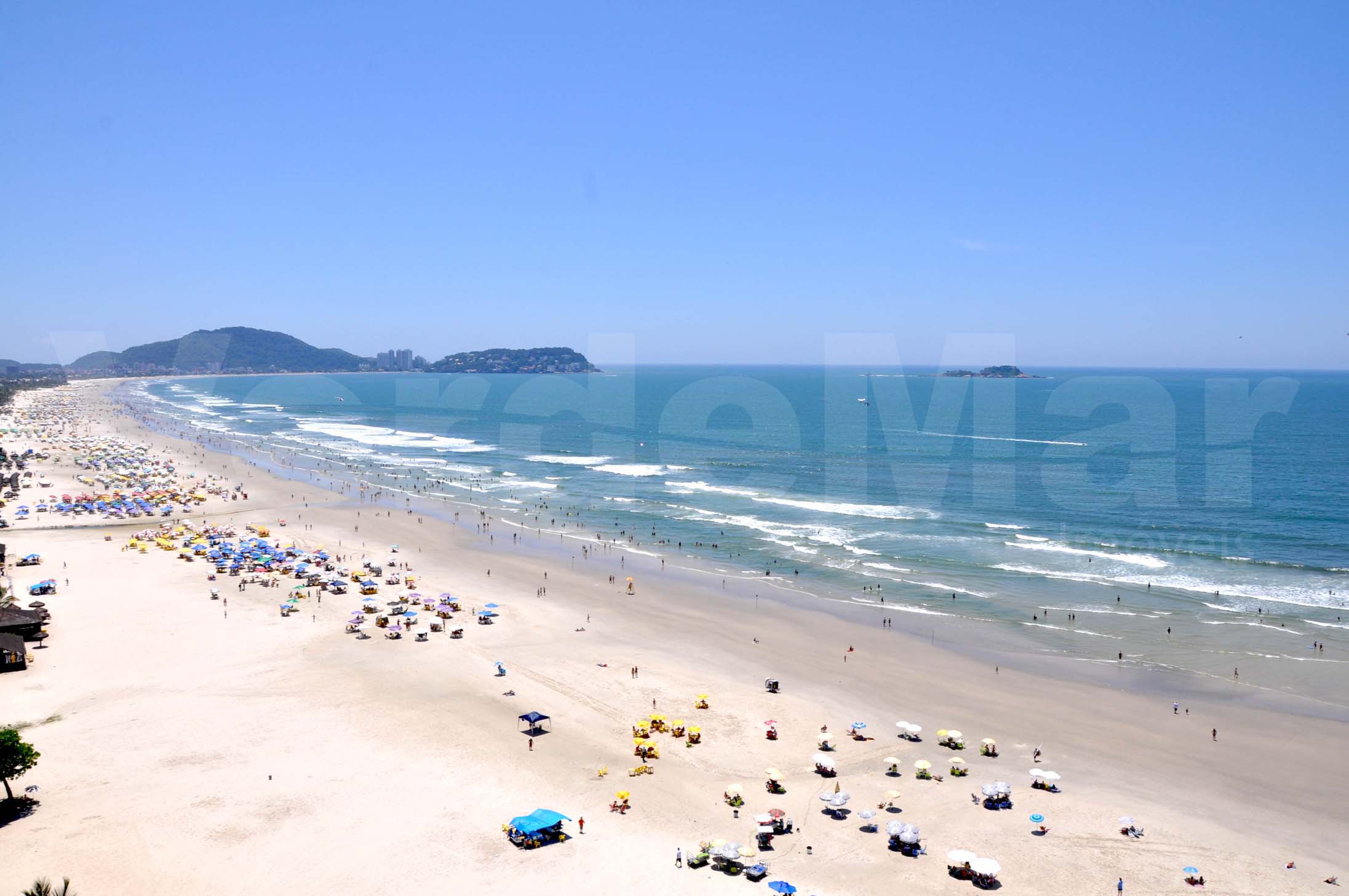 Praia da Enseada, sua beleza natural dá um charme as belas casas e condomínios no Guarujá