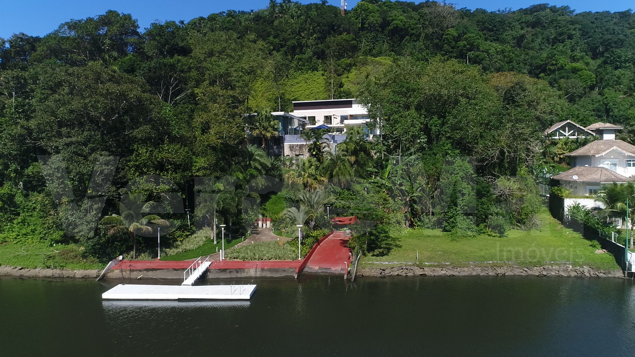 Mansão na Marina Guarujá, com pier para barco.