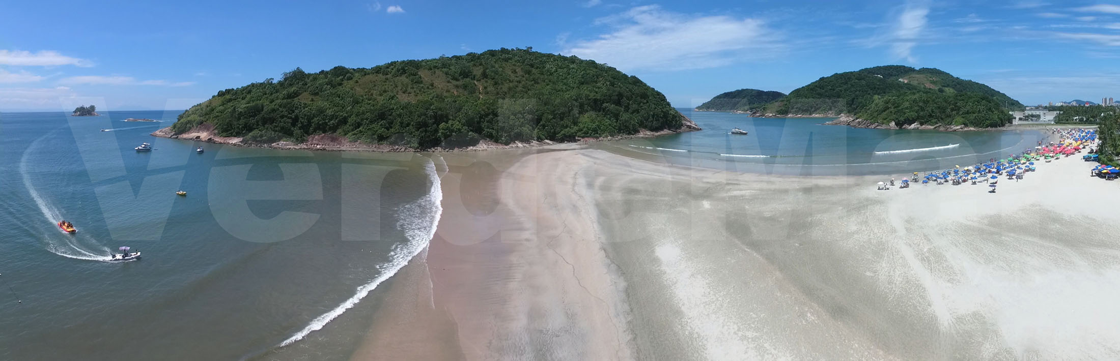 Praia do Pernambuco em Guarujá. Dividida pelo estreito da Ilha do Mar Casado.